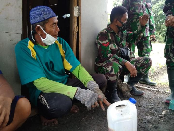  Anggota Satgas TMMD Bojonegoro Membahas Pupuk Organik Memanfaatkan Ramuan Tumbuhan Sekitar